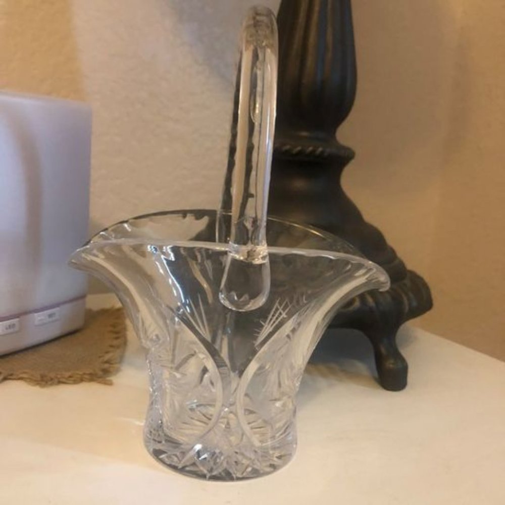 NICE VINTAGE CLEAR CRYSTAL ETCHED  SMALL  BASKET WITH HANDLE